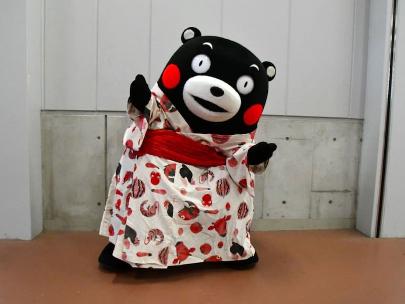 KUMAMOTO_FIGHT's tweet image. 15周年記念ロゴが決定したモン！
“生みの親”小山薫堂さん＆水野学さんと
記念撮影も
【6月のくまモン】
allabout.co.jp/gm/gc/504822/?…