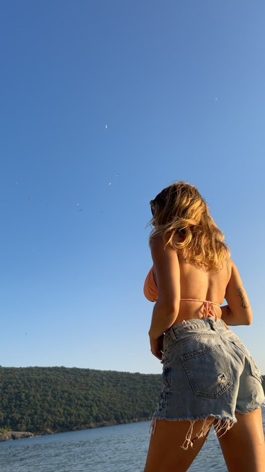 Можно иногда просто постить фотки на море ❤️ https://t.co/KBdriFJY7w