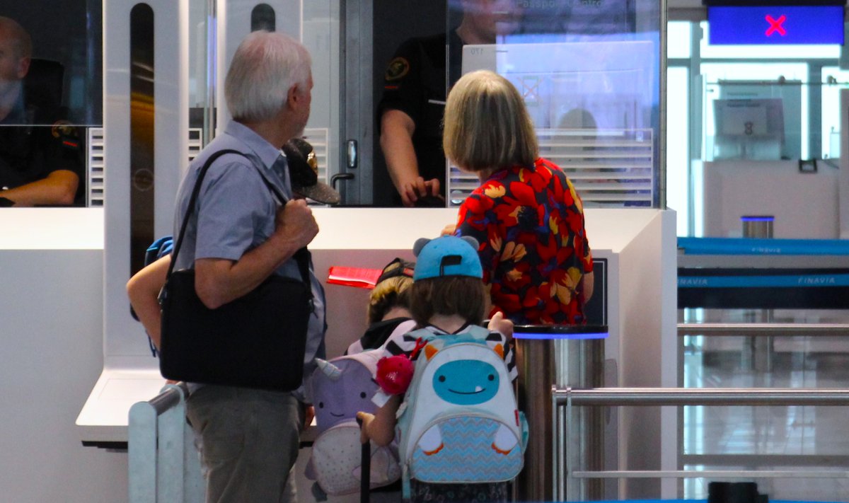 #rajatarkastus tehtävä on varmistaa matkaajan maahantulo- tai maastalähtöedellytykset.
-Jokaiselta tarkistetaan matkustusasiakirja, myös EU-kansalaiselta
-Lisäksi kolmannen maan kansalaiselle tehdään perusteellinen tarkastus, jossa selvitetään esimerkiksi matkan syytä ja pituutta