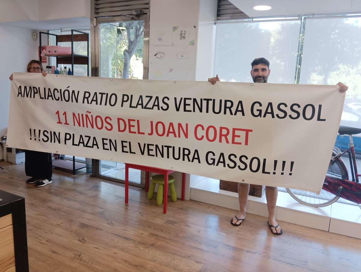 Bon dia: Mobilització a Montigalà de #Badalona reclamant que onze noies i nois de l’escola Joan Coret puguin anar a l’Institut Ventura Gassol t.ly/vsovt