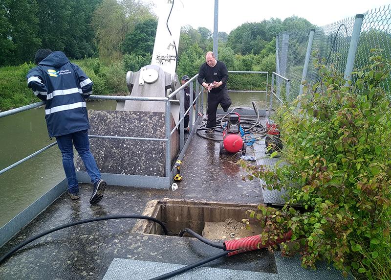 Entente Oise Aisne (@eptboise) on Twitter photo 🔧 Opération de maintenance
L'<a href="/EptbOise/">Entente Oise Aisne</a> a remplacé les flexibles hydrauliques et vidangé l'huile des vérins et de la centrale hydraulique du barrage de Proisy (02). Cette opération sensible vise à sécuriser le fonctionnement de l’ouvrage.
➡️bit.ly/3W15yfR 🔧 Opération de maintenance
L'<a href="/EptbOise/">Entente Oise Aisne</a> a remplacé les flexibles hydrauliques et vidangé l'huile des vérins et de la centrale hydraulique du barrage de Proisy (02). Cette opération sensible vise à sécuriser le fonctionnement de l’ouvrage.
➡️bit.ly/3W15yfR
