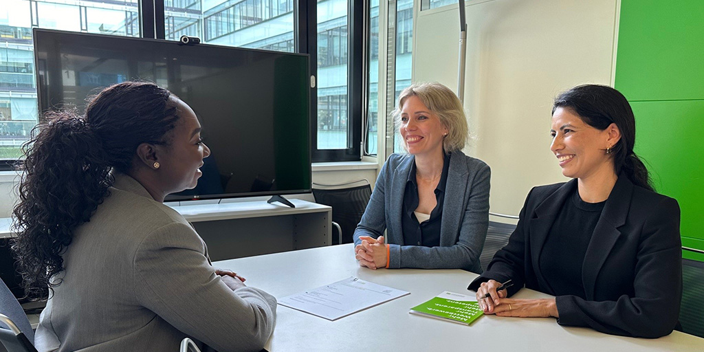 Sabrina Müller und Lana Staub beantworten im Doppelinterview Fragen zu den Chancen und Herausforderungen im Zusammenhang mit Tarifverträgen und dem Koordinationsgremium. bit.ly/3W7zkRf