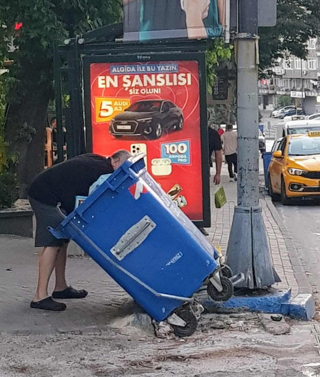 AliJohnSeden's tweet photo. @EbruBaki Hanım, Bu görüntüleri Pazartesi günü akşamı, Üsküdar, Fistikağaci'nda çektim. "İtibardan tasarruf olmaz" görüntüleri. Gününüz aydın olsun. https://t.co/sVoHOF4Ach