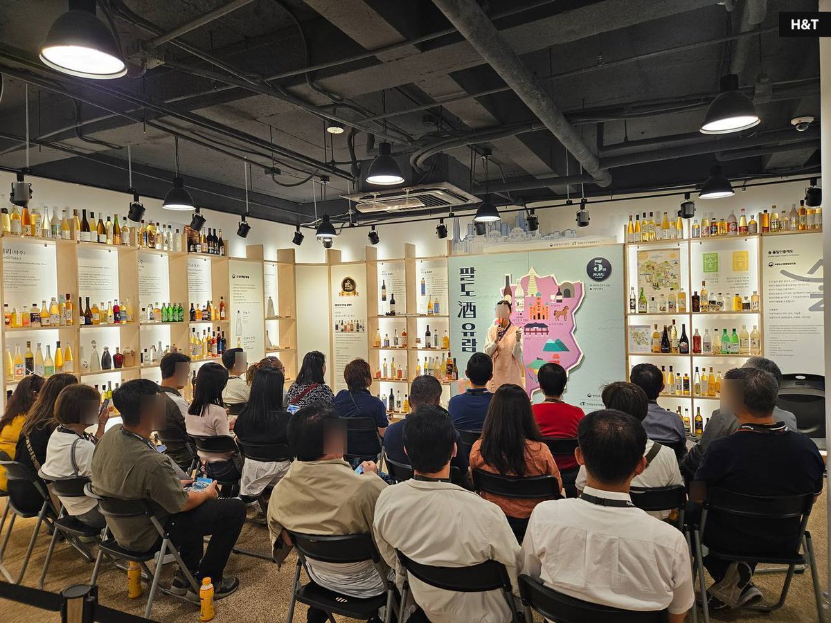 HNTDMC's tweet photo. Baker Tilly APAC Conference on May 28-29!🎉
Day1: Networking with a Bukchon Tour🏛️🍶🥞
Day2: a Gala Dinner at Marina Park with view of Hangang River🎤🍽️🎶
Thanks to all who joined!🇰🇷
#APAC #APACConference #BakerTilly #Seoul  #Bukchon #HNT #DMC #HappyandTogether #thebestDMCinKorea https://t.co/QYQYPIVs4N