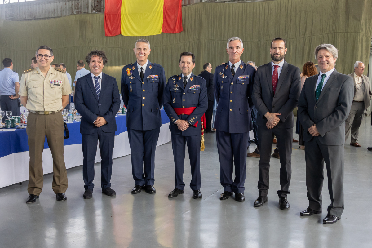 IGNSpain's tweet image. 📷El Director del CNIG Emilio López, en representación del #IGNSpain y #CNIG, acudió al acto de Toma de Posesión del Coronel D. Miguel Ángel Tobías Martínez como Jefe del Centro Cartográfico y Fotográfico del Ejército del Aire y del Espacio (#CECAF) 

@EjercitoAire @transortesgob