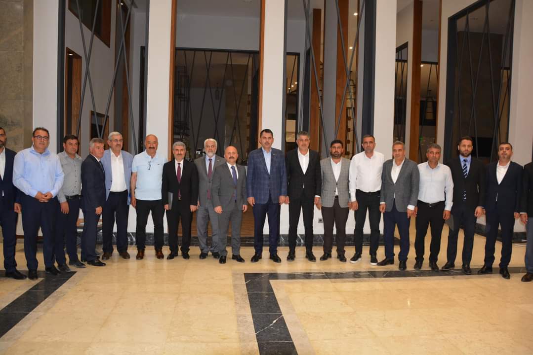 osmanidaci's tweet photo. Çevre, Şehircilik ve İklim Değişikliği Bakanımız sayın Murat Kurum'un öncülüğünde gerçekleştirilen belde belediye başkanları ve ilçe başkanları istişare ve değerlendirme toplantısına katıldık.Belediye baskanımız sayın Halil Fırat ile Samsat ımızı değerlendirdik. https://t.co/PgEQrd04la