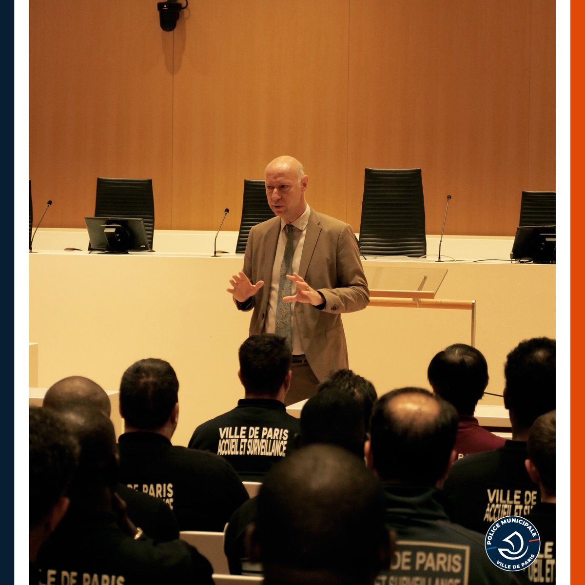 PMdeParis's tweet photo. #Assermentation
En présence de Michel Felkay, directeur de la DPMP et de @nicolas_nordman 70 policiers municipaux et 70 agents d’accueil et de surveillance ont été assermentés au Tribunal de Paris, venant ainsi enrichir les effectifs de la #PMdeParis https://t.co/Lwb9BVImus