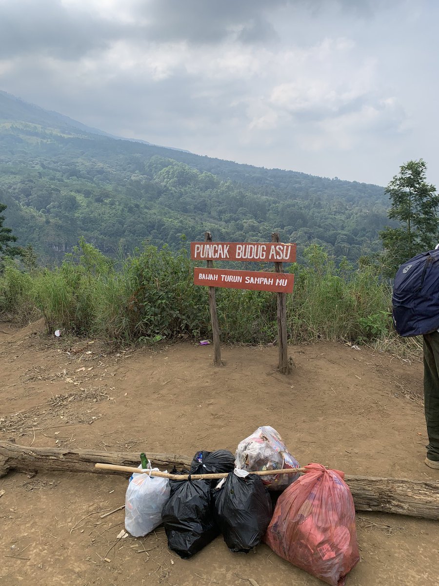 Puncak budug asu ini lagi rame, banyak yang fomo buat naik ke gunung. Fomo itu hal wajar bagi manusia, yang ga wajar adalah fomo tanpa tau aturan. Outfit menawan buang sampah sembarangan

Terimakasih buat yang tidak meninggalkan apapun selain jejak