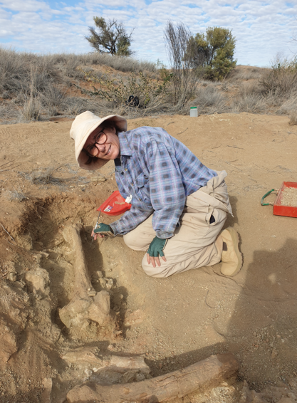 🌿🦕 Celebrating Louise Kean 🦕🌿 With 35 years of Alcoota expeditions, Louise Kean's dedication to NT's natural heritage inspires us all. #LouiseKean #MAGNT #AlcootaExpedition #Palaeontology #FossilDig #FlindersUniversity