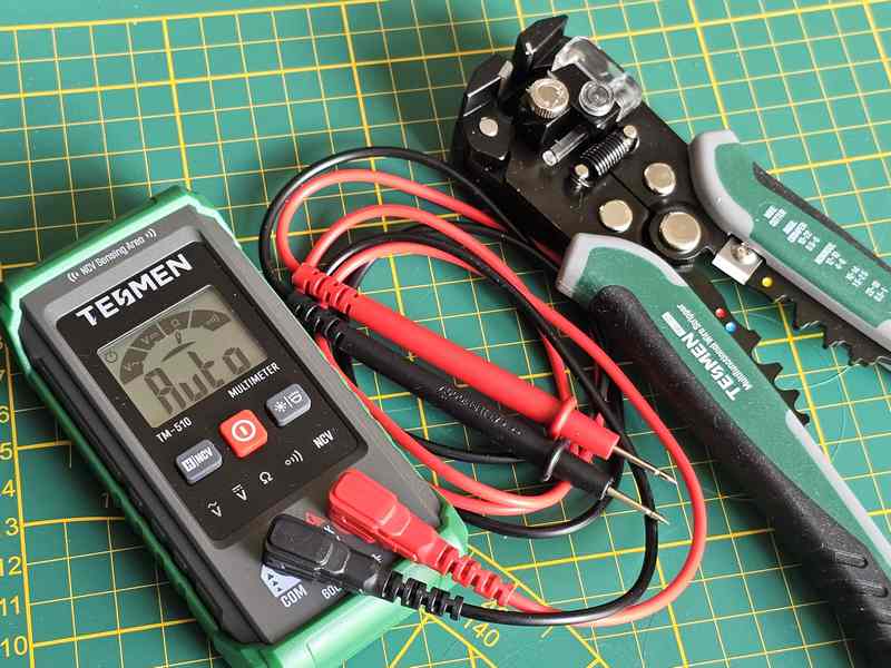 framboise314's tweet photo. Tests en cours d'un multimètre automatique et d'une pince à dénuder avec détection de présence tension (pratique quand on refait l'électricité !) proposés par #TesMen
A lire bientôt sur https://t.co/Fv6CxjnhrI https://t.co/5JAQFsBvDK