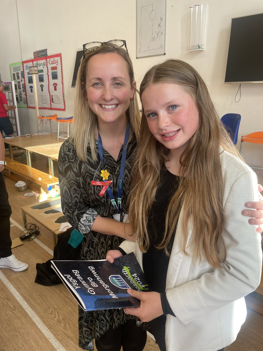 Diolch o galon i <a href="/MrsMHughes45572/">Dosbarth Derwen</a> am wasanaeth hyfryd i ffarwelio a blwyddyn 6 ⭐️ Mi oedd Alys wedi mwynhau chwarae rhan Miss Williams yn fawr iawn. 

<a href="/nanttalwg/">Ysgol Y Fro(Cynradd)</a> primary leavers assembly 😢🌟👏