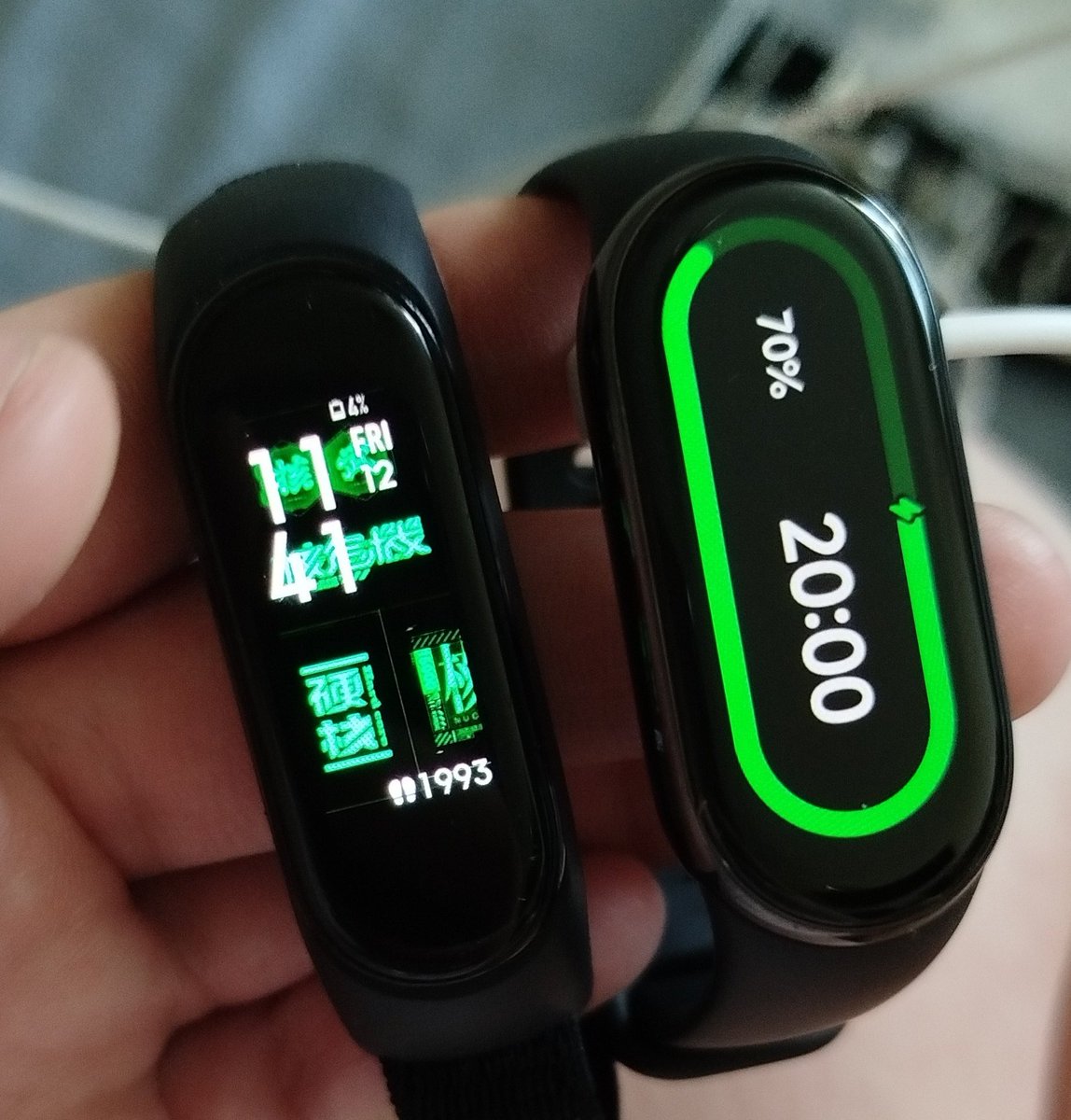 some_pidor's tweet image. Сегодня забрала новые часы, комплектация стандартная, сравнила со старыми часами и установила заставочку с гусем