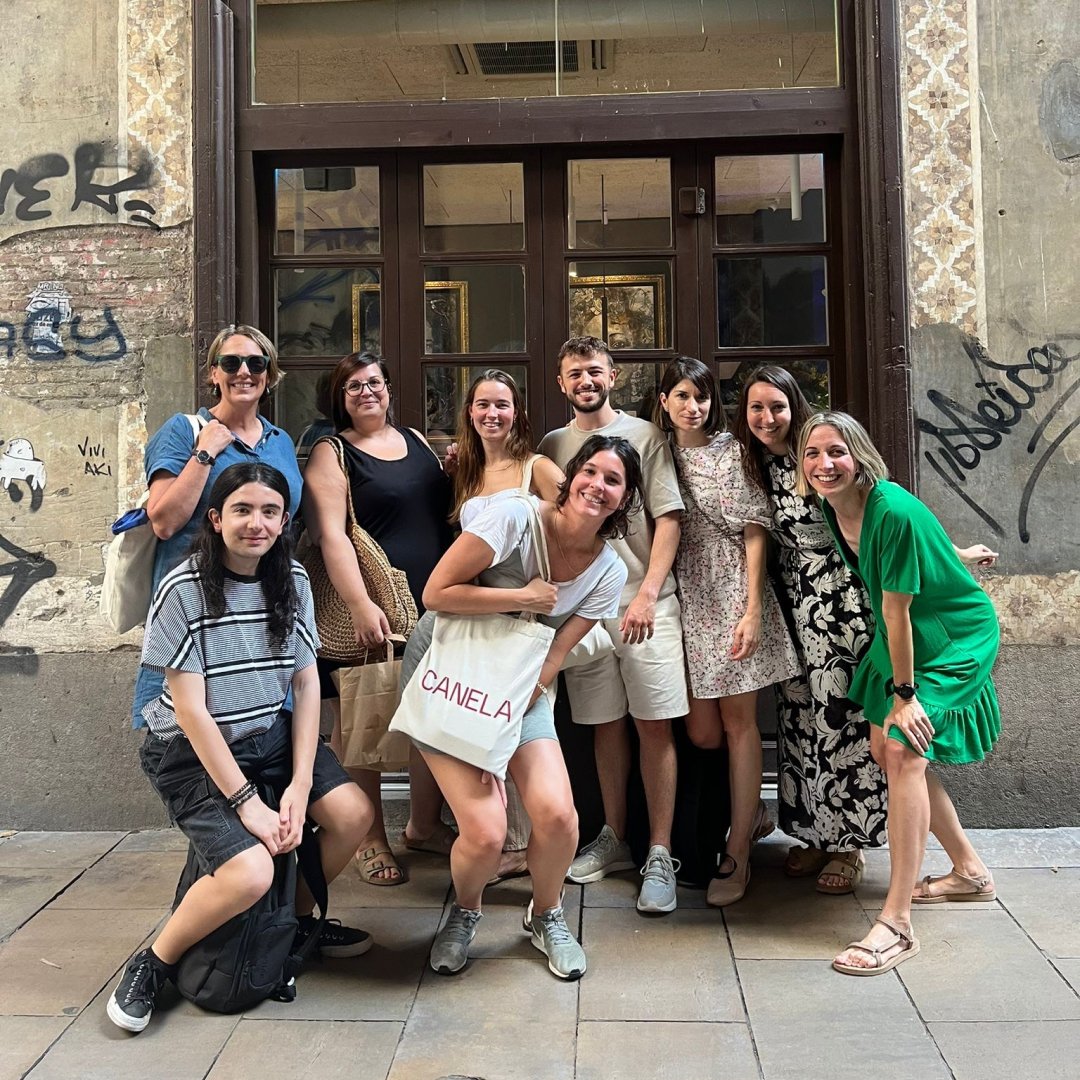No todo es enviar NPs, gestionar eventos o publicar en redes. 

Cuando llega la comida de verano, toca relajarse y admitir que: somos expertos en karaoke, aprovechar fiestas locales o hacer confesiones con vistas al mar. 

Lo importante es crecer como equipo, y se nos da genial🌞