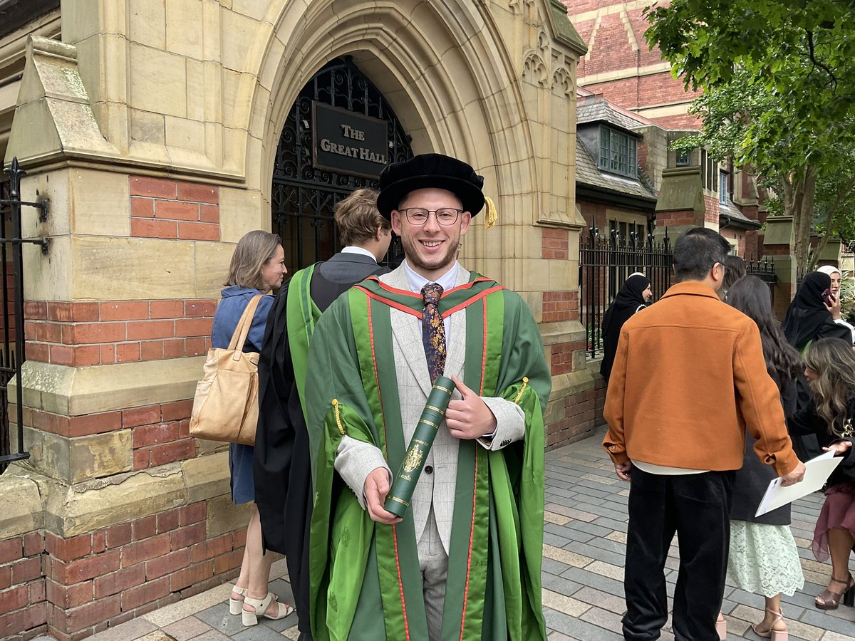 It’s been a busy week for the EPSRC CDT in Molecules to Product, and an incredibly exciting one for Cohort 1!
Raph <a href="/RaphaelStone9/">Raphael Stone</a> successfully defended his thesis 👏👏
Harrison <a href="/HJohnsonEvans/">Harrison Johnson-Evans</a> graduated! 👏👏👏👨🏻‍🎓🎓
Well done all!