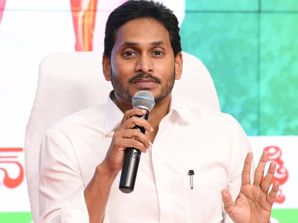 DCNewsInd's tweet photo. మాజీ ముఖ్యమంత్రి వైఎస్‌ జగన్‌పై పోలీసు కేసు నమోదైంది రఘురామ కృష్ణంరాజు టీడీపీ ఎమ్మెల్యే పై హత్యాయత్నం కేసు పెట్టరు! 

#YsJagan #TDP #ChandrababuNaidu https://t.co/TyPQx6PHe6