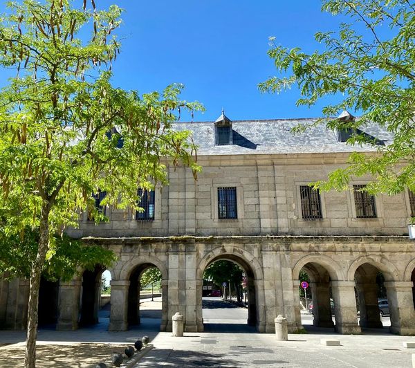 ☀️ Hace mucho calor, pero en #SanLorenzoDeElEscorial encontrarás rincones encantadores para refugiarte 🌳🌺 Disfruta de tu día explorando la belleza y tranquilidad 🤩de nuestro pueblo 💫

#TurismoSanLorenzoDeElEscorial
#SanLorenzoMasQueUnDestino
#verano