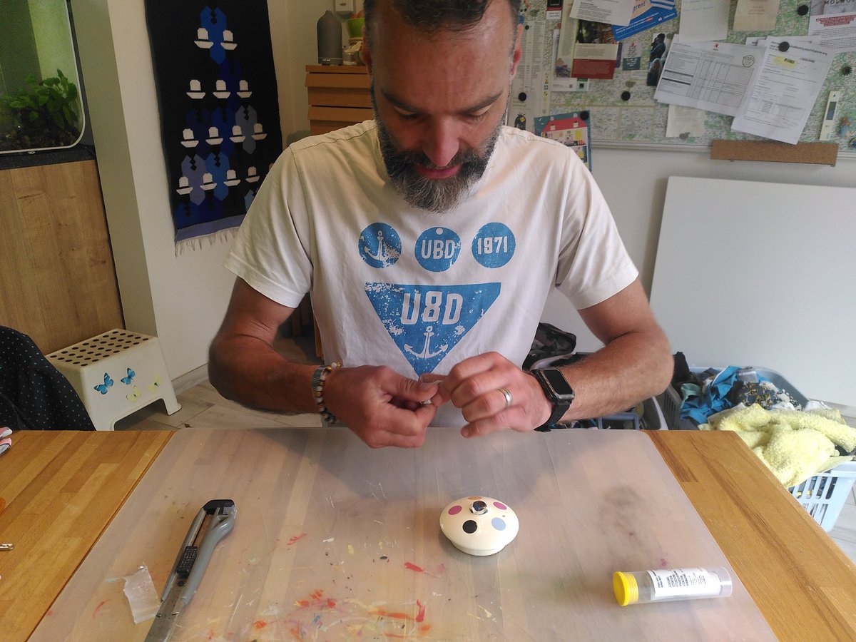 KermtStroomt's tweet photo. Vandaag speciale #repaircafeathome 👌.
#papadefikser had ook wel eerst de theepot deksel laten vallen...
#alleskunner #epoxyhars https://t.co/eu54sQSb0g