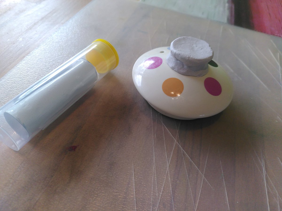 KermtStroomt's tweet photo. Vandaag speciale #repaircafeathome 👌.
#papadefikser had ook wel eerst de theepot deksel laten vallen...
#alleskunner #epoxyhars https://t.co/eu54sQSb0g