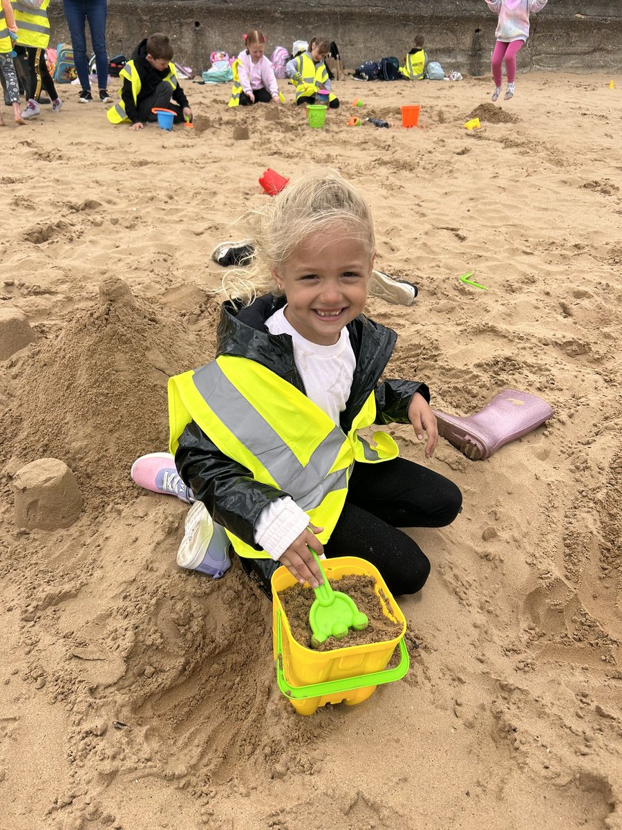 ElpRosedale's tweet photo. Year 1 have arrived at Cleethorpes! Let the sandcastle building competition begin! 🏝️⛱️ https://t.co/IIYNX5yeqN