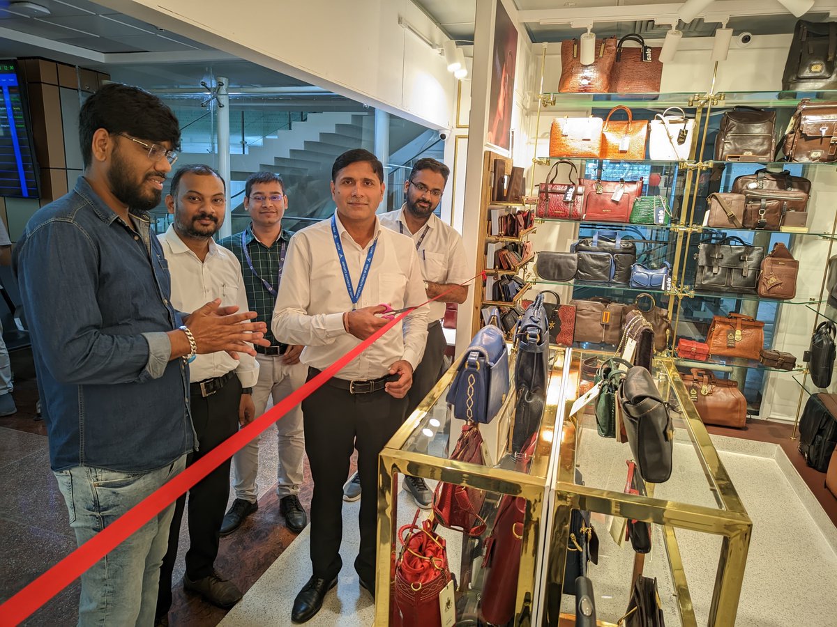 aaivsiairport's tweet photo. Leading luxury leather goods brand #Hidesign outlet operational at #PortBlairAirPort.
Experience the luxury fashion in sustainable leather with Hidesign's collection.
@AAI_Official 
@aairhqer https://t.co/H5osF9KW2t