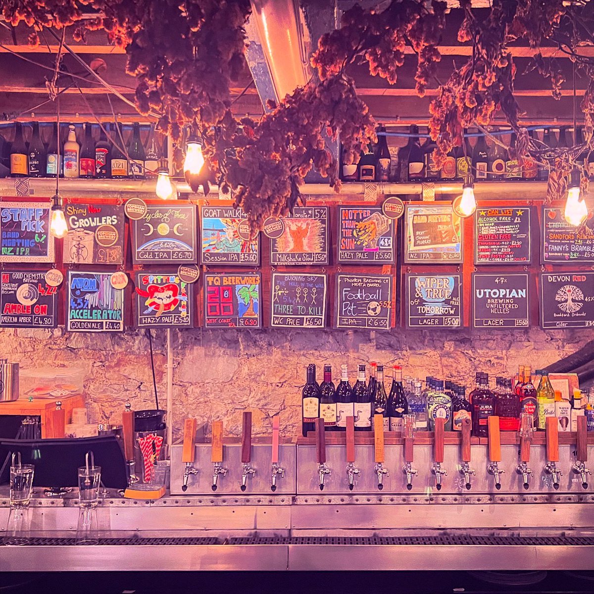 Slipping into the weekend with a solid line up!… Including the long awaited return of our Goat Walk Session IPA! - Also a brand new NZ IPA ‘Band Meeting’ - 6.0% - Dryhoppped with Superdelic / Nectaron / Nelson Sauvin. - It’s choice as.