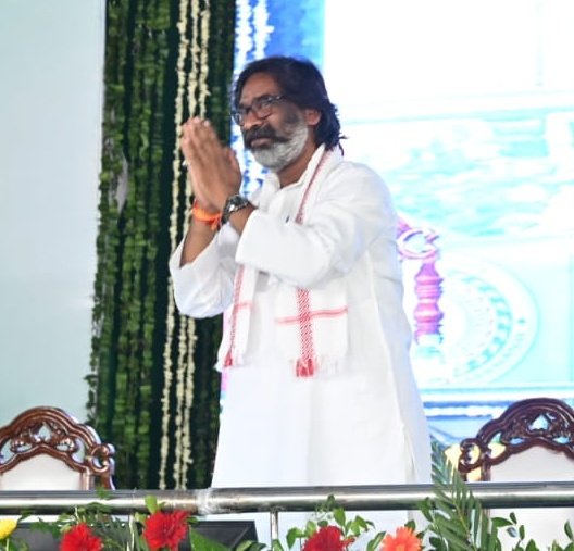 JharkhandCMO's tweet photo. आप अलग-अलग क्षेत्र में जाएंगे। हो सकता है बच्चों के माता-पिता पढ़े-लिखे ना हो। वे स्कूल आएंगे। आपके साथ संवाद हो तो ऐसा संवाद होना चाहिए कि उन्हें लगे,सही में राज्य के सर्वांगीण विकास की जो लकीरें खींची जा रही है वह अपनी सभ्यता-संस्कृति के साथ आगे बढ़ रहा है:श्री @HemantSorenJMM https://t.co/suJcCyxrRB