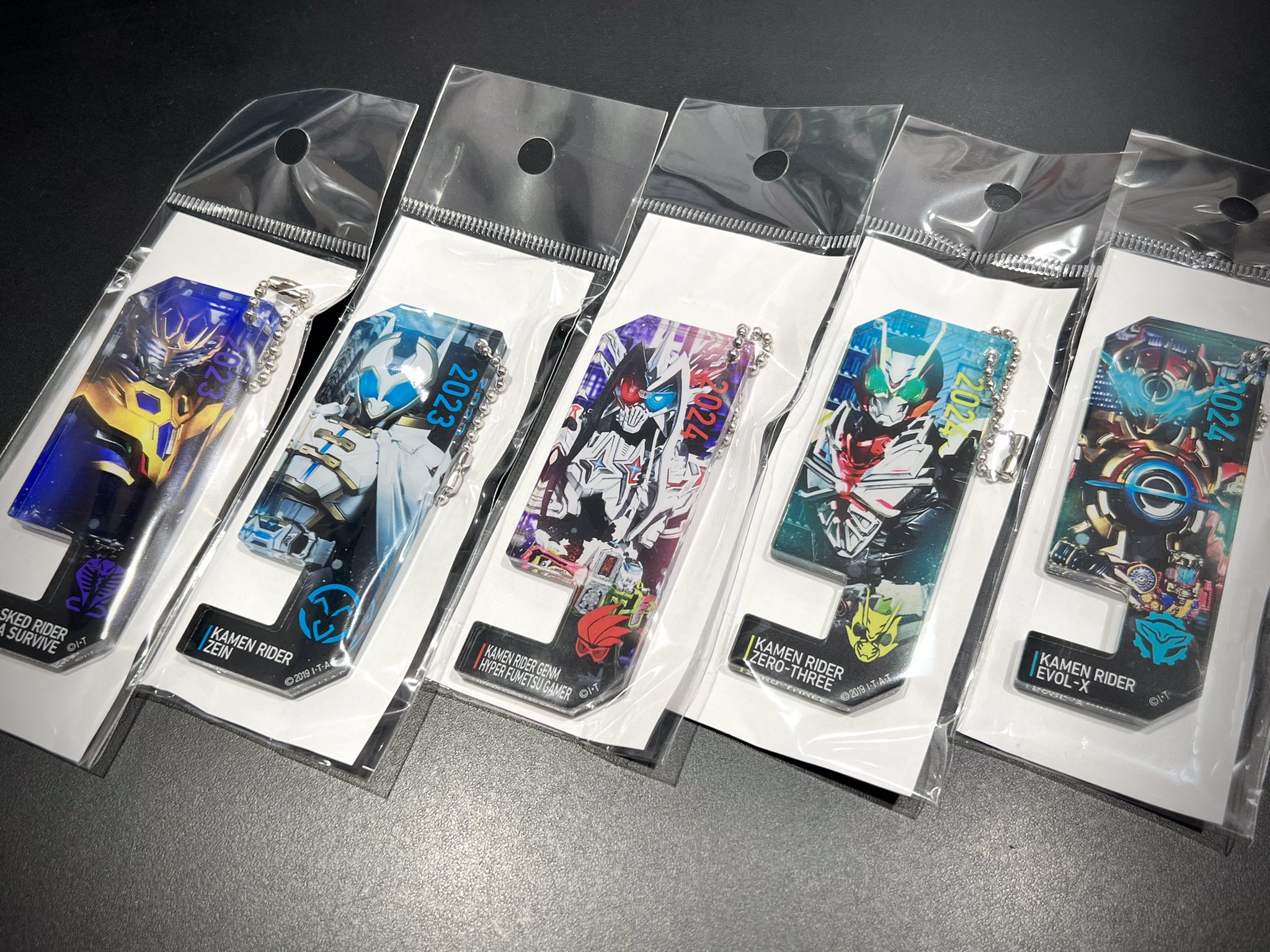 仮面ライダーセイバー＆ゼロワン』特製スマホスタンドを5名様に