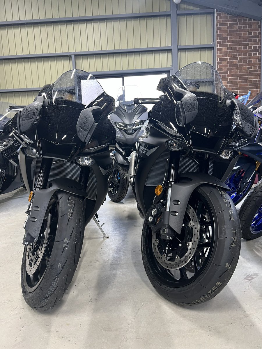 YSPfushimi's tweet photo. YZF-R1 2024model Black
本日2台入荷しました!!
この2台はご成約済みとなるので倉庫保管致します♪
店頭展示はできませんが、当店では同じくブラックがラスト1台入荷致します!
早い者勝ちですので、ご検討中の方はお急ぎくださいね♪
#YAMAHA
#YSP伏見
#yzfr1
#yzf
#2024model https://t.co/jAsy6FzvPJ