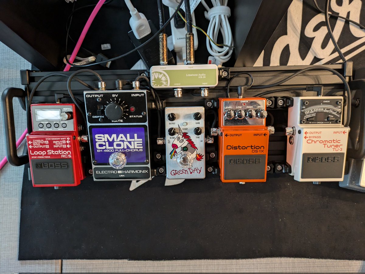 250Ryu's tweet photo. マジックテープを使わないエフェクターボード、エフェクターの入替が楽で良い（ ＾ω＾）
画像はたまたま同じボスコンだったから入替は秒ですんだ

#guitto #エフェクターボード
#ペダルボード https://t.co/OXy4bgOWkj
