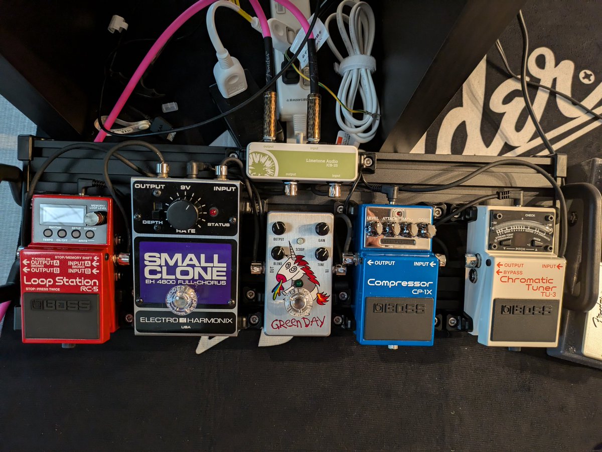 250Ryu's tweet photo. マジックテープを使わないエフェクターボード、エフェクターの入替が楽で良い（ ＾ω＾）
画像はたまたま同じボスコンだったから入替は秒ですんだ

#guitto #エフェクターボード
#ペダルボード https://t.co/OXy4bgOWkj