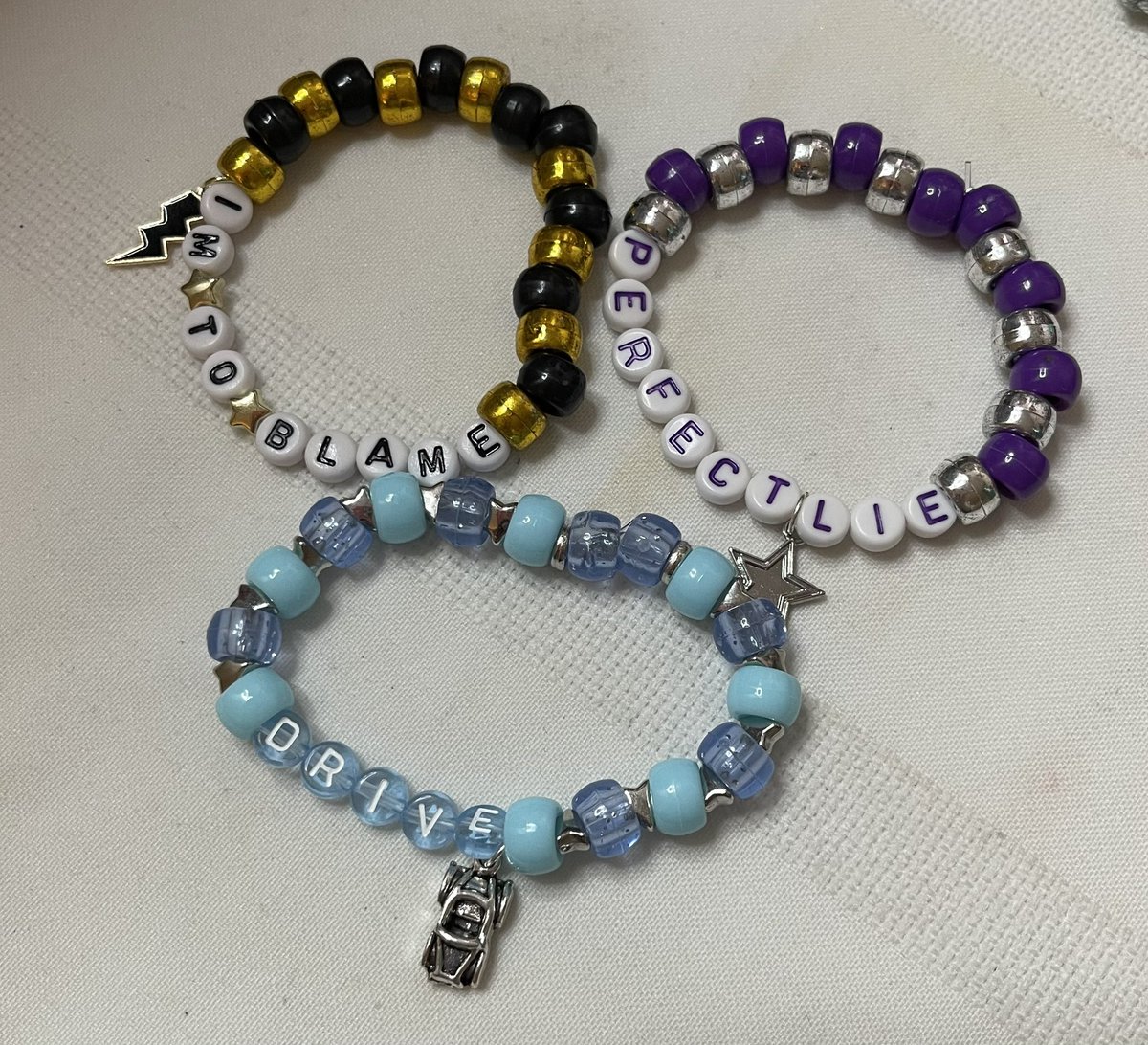acousticsetluke's tweet photo. stayed up late making two full sets of single charm bracelets inspired by the entire Superbloom track list. Here’s one of the sets 🫶🏻🌞🌻💚 https://t.co/6vokvgnIV2