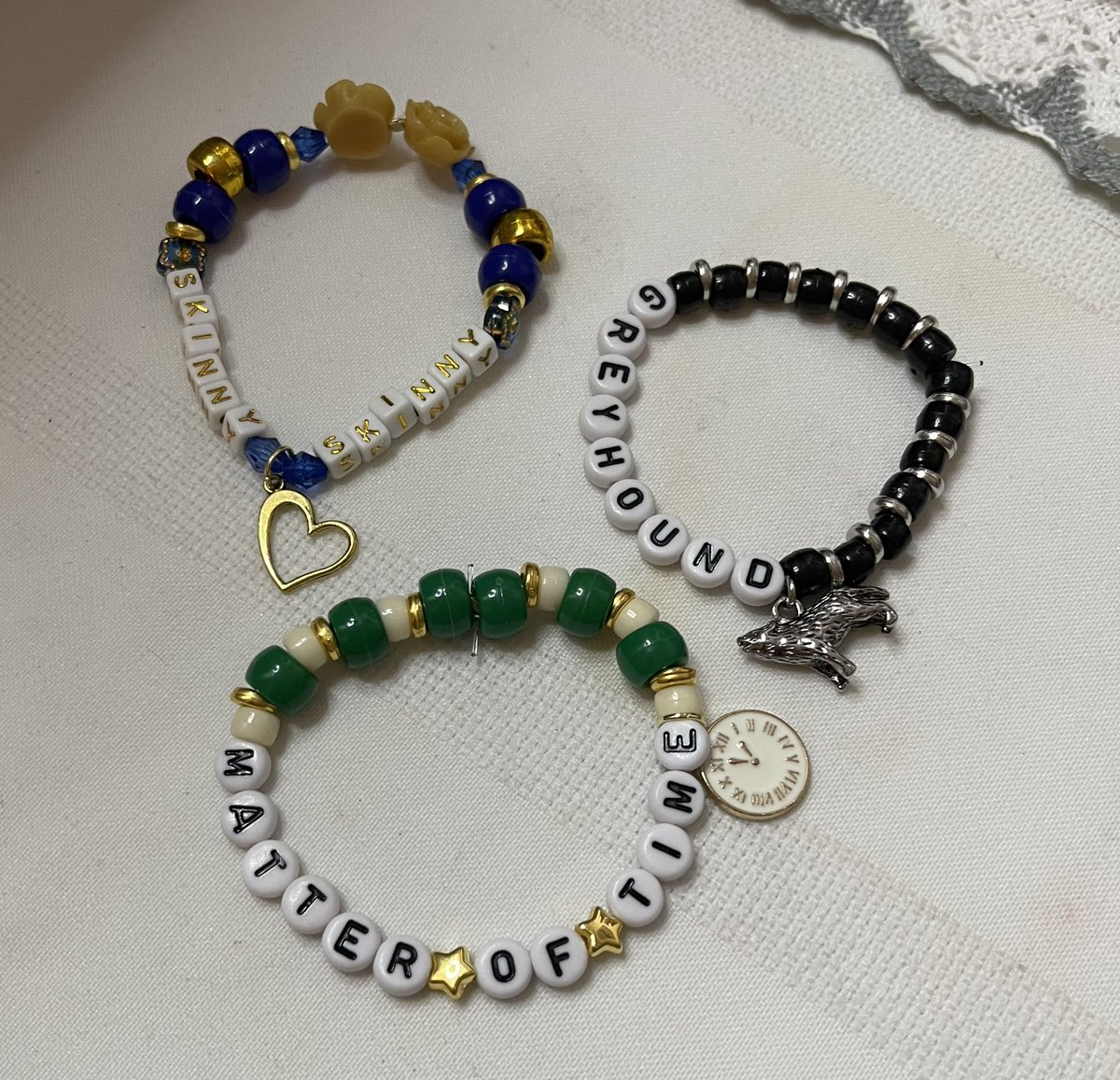 acousticsetluke's tweet photo. stayed up late making two full sets of single charm bracelets inspired by the entire Superbloom track list. Here’s one of the sets 🫶🏻🌞🌻💚 https://t.co/6vokvgnIV2