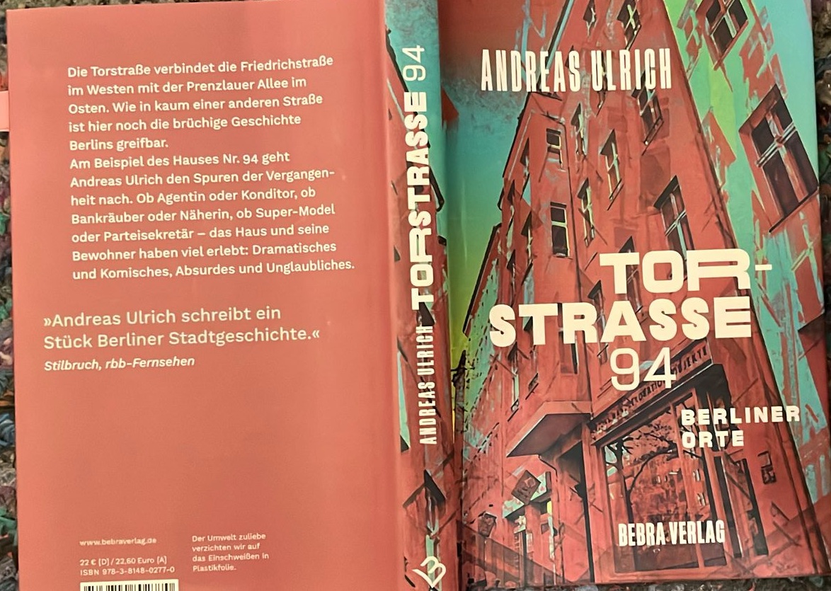 1/Der Berliner Journalist Andreas Ulrich, Jahrgang 1960, lebte einige Jahre, von 1960 bis 1970, mit seinen Eltern in der Wilhelm-Pieck-Straße 94, vormalig Lothringer Straße 63 (1873), seit 1994 Torstraße 94 in Berlin-Mitte. Jahrzehnte später interessierte ihn, was aus den