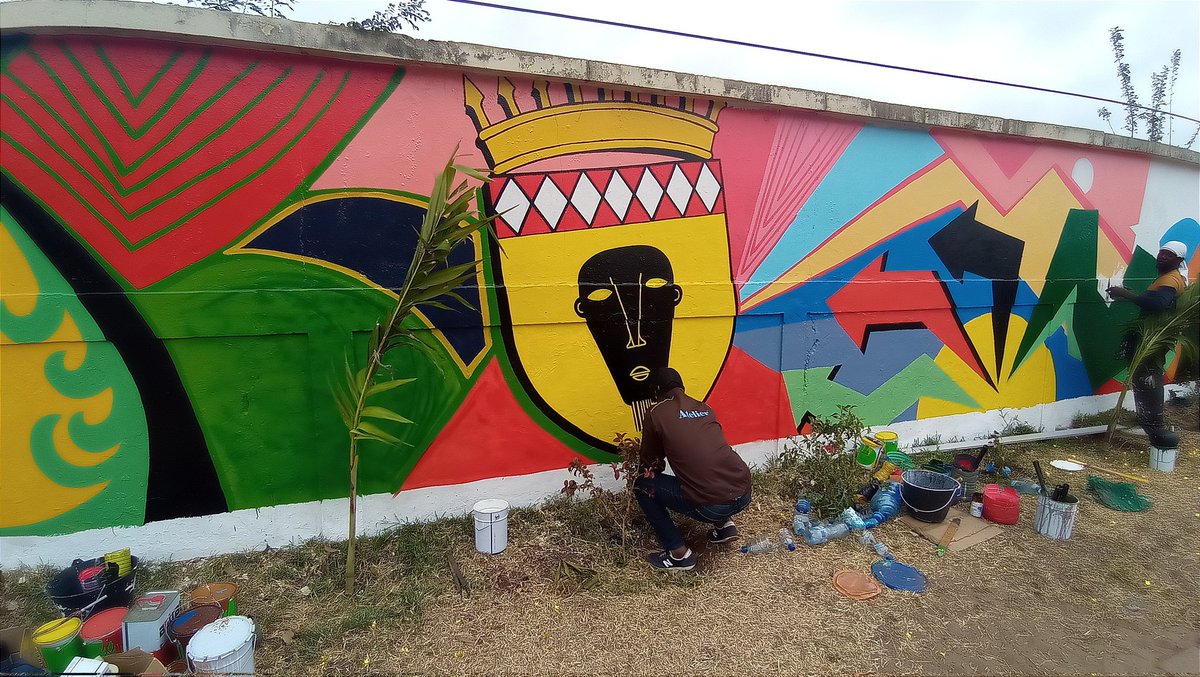 VilledePog's tweet photo. [ #Embellissement ] La commune de Port-Gentil gagne en couleurs.

Le projet mural "#POG_UN_MUSÉE_À_CIEL_OUVERT" porté par la Direction Provinciale de la Culture et la Mairie de #Port_Gentil dévoile ses premiers coups de pinceaux. https://t.co/vAHaW8o509