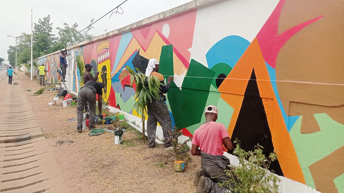 [ #Embellissement ] La commune de Port-Gentil gagne en couleurs.

Le projet mural "#POG_UN_MUSÉE_À_CIEL_OUVERT" porté par la Direction Provinciale de la Culture et la Mairie de #Port_Gentil dévoile ses premiers coups de pinceaux.