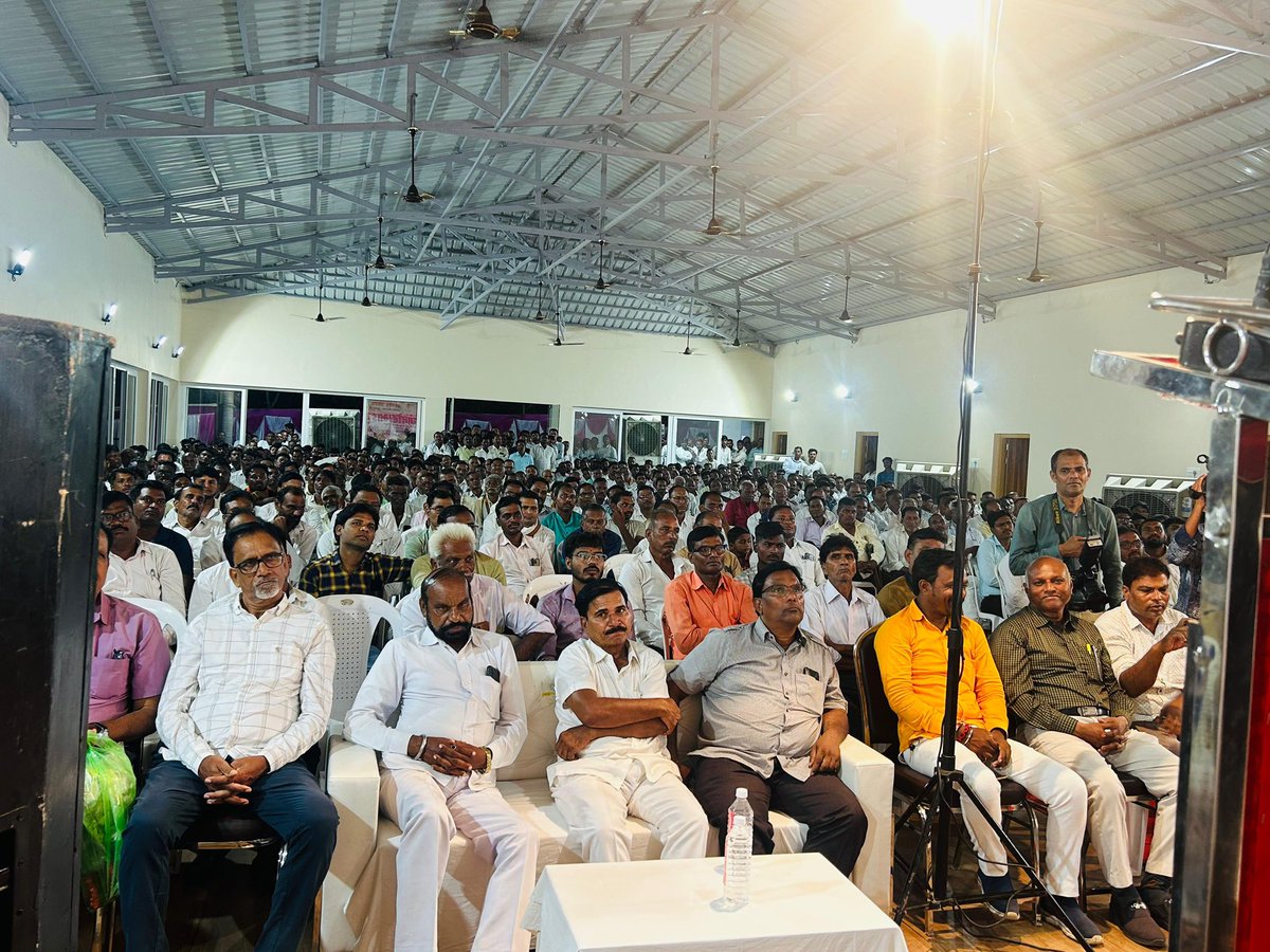 rajeev_potdar's tweet photo. नागपूर जिल्हा परिषदेचे माजी उपाध्यक्ष मा.श्री.मनोहरजी कुंभारे यांच्या वाढदिवसानिमित्त आयोजित कार्यक्रमास उपस्थित राहून त्यांना वाढदिवसाच्या हार्दिक शुभेच्छा दिल्या https://t.co/KVBKss0jsi