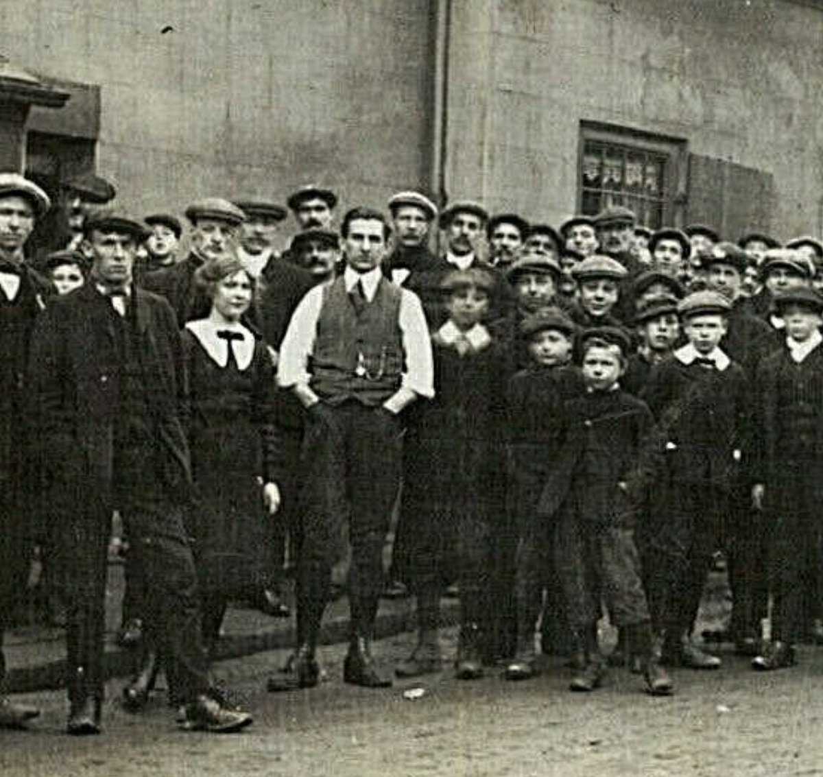 BElliottAuthor's tweet photo. Orgreave colliery (1851-1981) provided the (soon iconic) Coke &amp; ByProduct works with coal for many years. In 1912 Orgreave miners queued for 'strike pay' at a pub in Handsworth, Sheffield. Flat-capped children also face the photographer. @lynnfinlay1 @NCMME @Miners_Strike https://t.co/JtD2nAkTTf