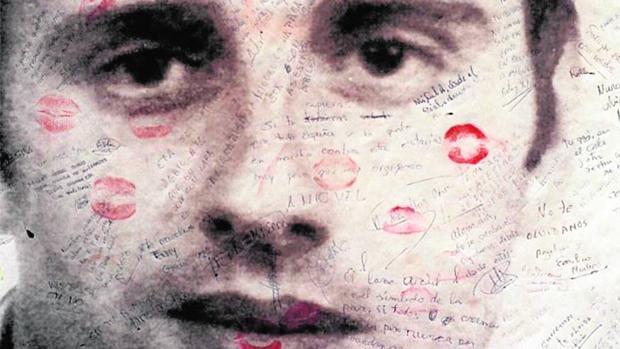 #TalDiaComoHoy de hace 26 años #ETA cumplió su amenaza y asesinó a Miguel Ángel Blanco. 

La firmeza democrática para no ceder ante el chantaje de ETA costó la vida a MAB. 

#SuMemoriaesladeTodos 

HILO ⤵️