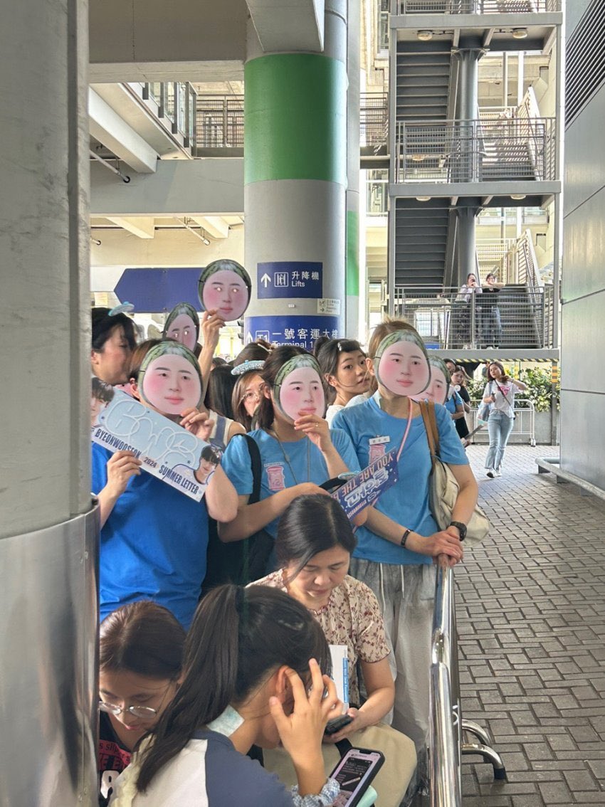 sweetboywoo's tweet photo. hongkong tong tongs waiting for byeon woo seok at the airport 😂😂😂😂😂

#변우석 #ByeonWooSeok #ByeonWooSeok_in_HK
#SummerLetter #SummerLetter_in_HK https://t.co/fXK00JIhVa