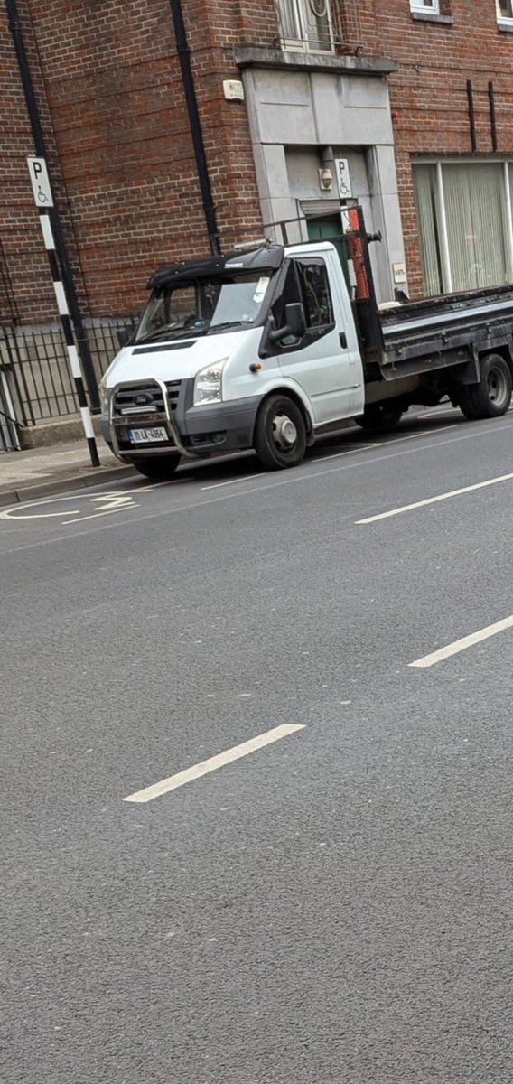BadParkingLK's tweet photo. Really poor parking by this gowl when there was plenty of parking a few metres away #operationenable #badparkinglk #YPLAG #ThinkBeforeYouPark @GardaTraffic @LimerickCouncil https://t.co/X4O6UUjzYt