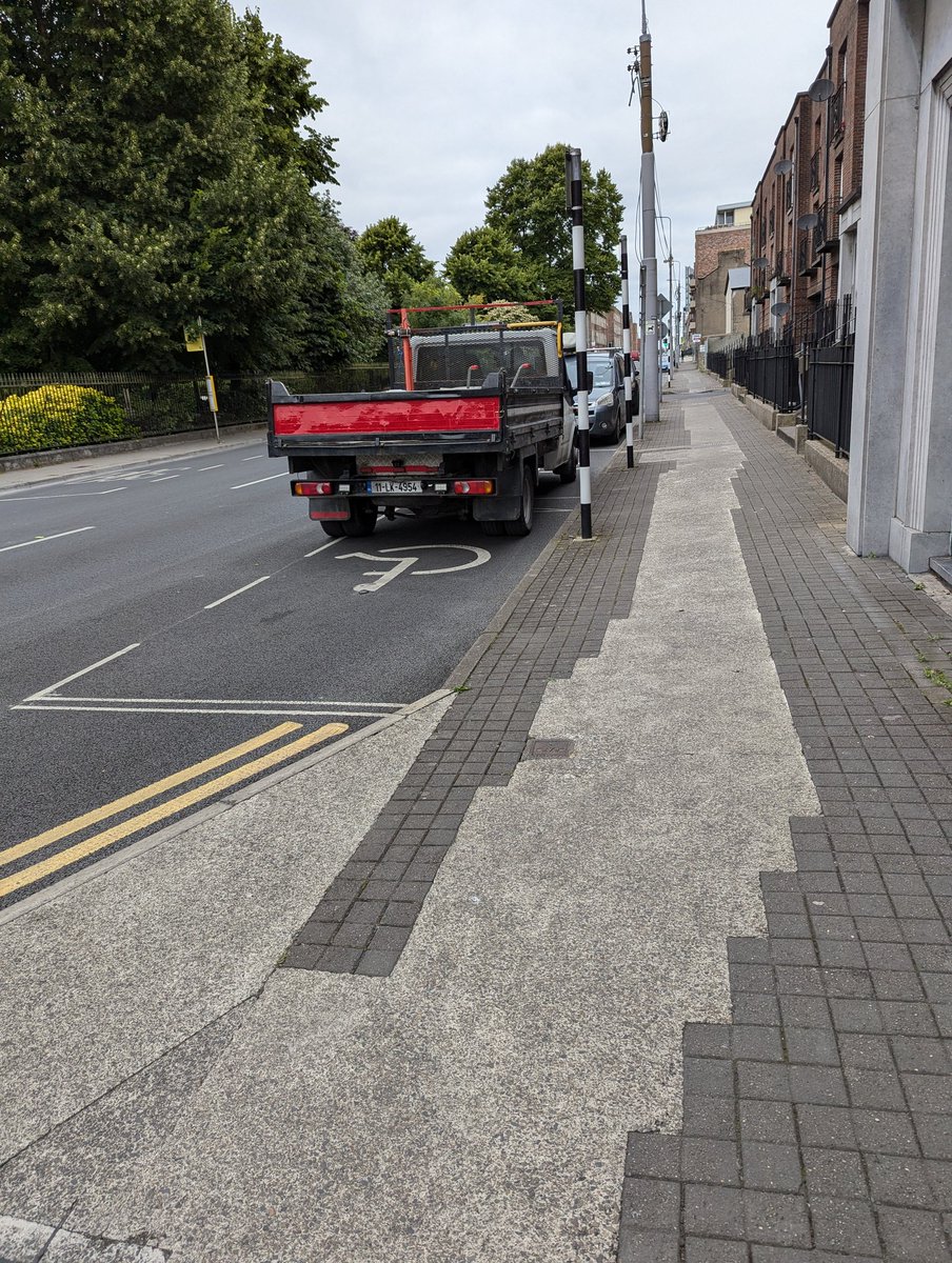 BadParkingLK's tweet photo. Really poor parking by this gowl when there was plenty of parking a few metres away #operationenable #badparkinglk #YPLAG #ThinkBeforeYouPark @GardaTraffic @LimerickCouncil https://t.co/X4O6UUjzYt