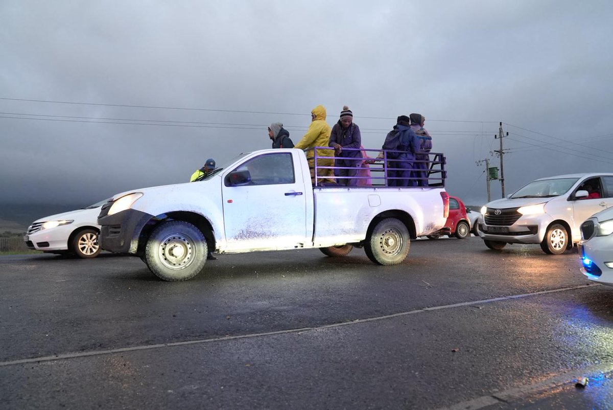 WCGovSafelyHome's tweet photo. From farm to table, road safety matters! Traffic Law Enforcement officers are in Simondium to ensure that farmworkers are transported safely to and from work. #PropsForCops #SafelyHome https://t.co/rgCwJJhM45