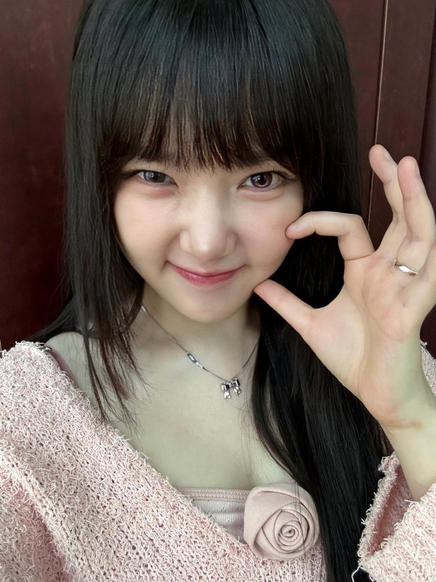 YERIN_OFFICIAL_'s tweet photo. [📸] 

우린이들이 제일 좋아하는 건?
ㄴ 무대 잘하고 귀여운 옌니💛🩷

#예린 #YERIN https://t.co/id8vdAixPv