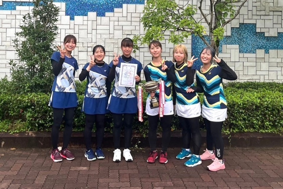 NagoyaUniv_info's tweet photo. 7月8日～10日に開催された「七大戦」の硬式庭球（テニス）で、名大の男子チームが優勝しました🎉
男子硬式庭球部の皆さん、おめでとうございます！（動画は優勝決定の瞬間）
名大としては今年の七大戦初優勝㊗
これから開催されるほかの競技にも弾みをつけてくれました！
#七大戦 #名古屋大学 https://t.co/kwt5bRFY3k