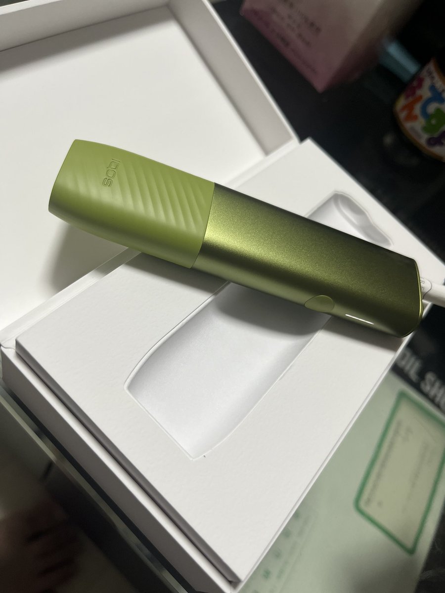 ピピに早めの誕プレもらったー！新色のカラーらしい！めちゃええ色🎵
サンキューね⊂((・x・))⊃   お返し大変だwww