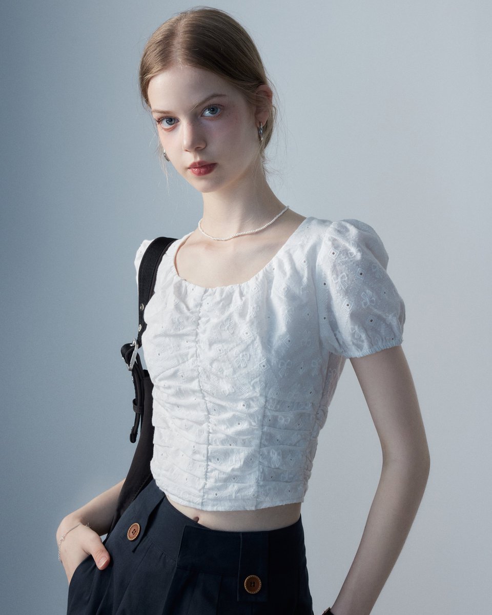 EGGKA_official's tweet photo. The softness of the fabric complements the three-dimensional cutouts, evoking a gentle echo with pure white hues.

🐣E24A6205YT

#ootd #fashion #eggka #2024ss #shirts #croptop #cutouts https://t.co/tFulN0RP7K