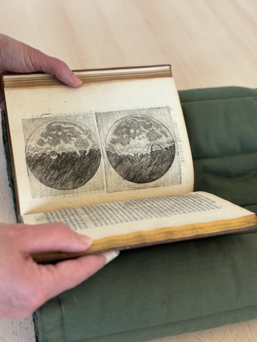 laBnF's tweet photo. Vous avez sous les yeux un témoignage bouleversant de l’avancée du savoir : 𝐮𝐧𝐞 𝐞́𝐝𝐢𝐭𝐢𝐨𝐧 𝐨𝐫𝐢𝐠𝐢𝐧𝐚𝐥𝐞 𝐝𝐮 « 𝐌𝐞𝐬𝐬𝐚𝐠𝐞𝐫 𝐝𝐞𝐬 𝐄𝐭𝐨𝐢𝐥𝐞𝐬 », « Sidereus Nuncius » de Galilée.  A voir dans le musée de la BnF ! https://t.co/GoXmyym8QN https://t.co/4EbMKjt8zX