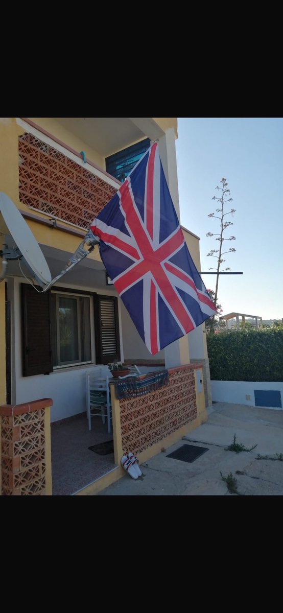 My dad out there in Sicily casually taking down his Italy flag &amp; putting this one up with absolutely no shame.  
The huge bandwagon he’s jumped on is parked up just around the corner. 
Haven’t got the heart to tell him it’s the wrong flag 🏴󠁧󠁢󠁥󠁮󠁧󠁿⚽️🤌🏼