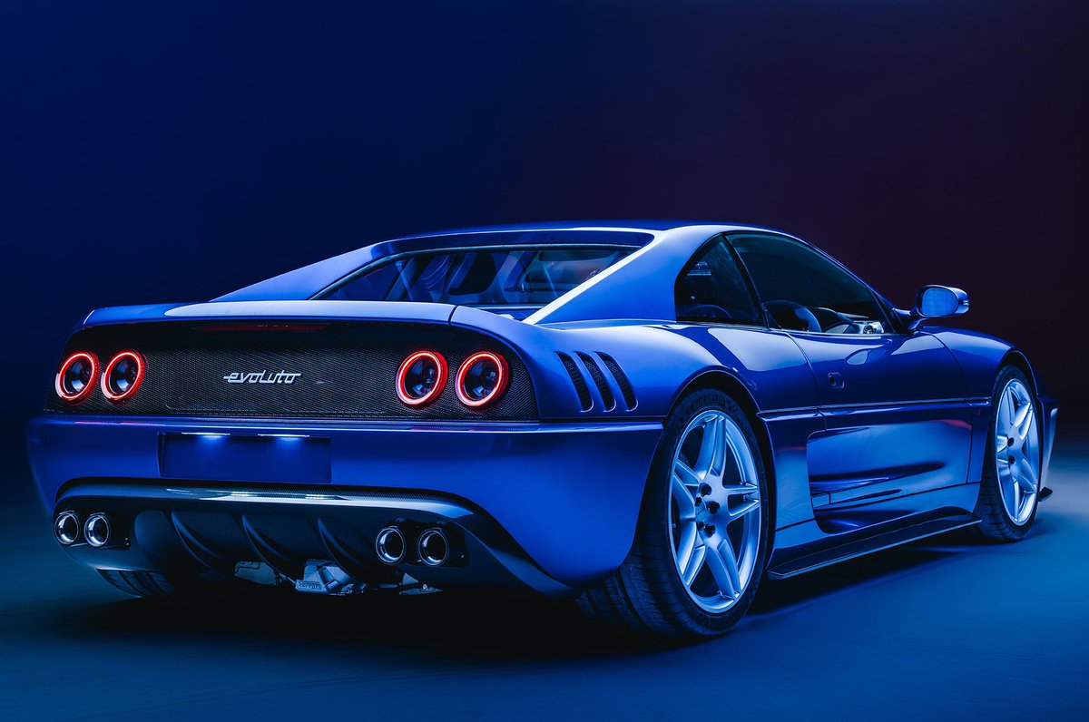 lerdvauto's tweet photo. 🤌🏻 Evoluto Automobili présente à Goodwood un restomod de la Ferrari 355 : nom de code, Peak Analogue.
• V8 Atmo retravaillé de 420 ch (+ de 200 nouveaux composants)
• Châssis renforcé
• 1250 kg sur la balance
• Jantes forgées 19”
• Limitée à 55 exemplaires
#Ferrari355 https://t.co/sCh3C5MUor