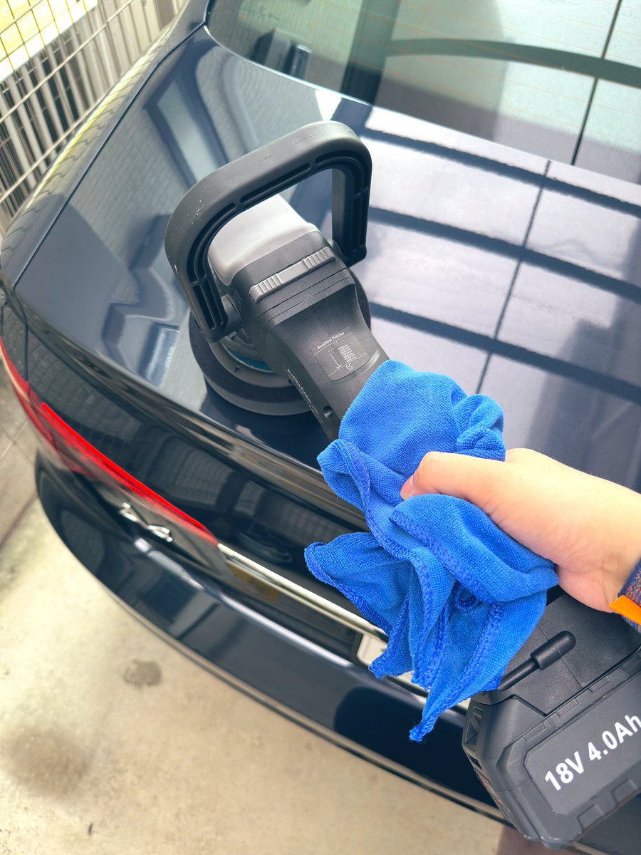 longhouse_jp's tweet photo. 進行中の全案件がクライアントチェック入りしたので、待ち時間に車の研磨。ボディの表面を心の穢れと共に滑らかに削り取る。 https://t.co/w3RZqLzcRc